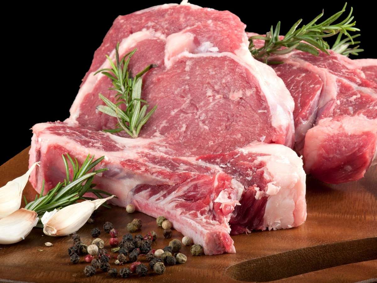 Comer carne vermelha aumenta o risco de diabetes tipo 2? Veja o que dizem especialistas