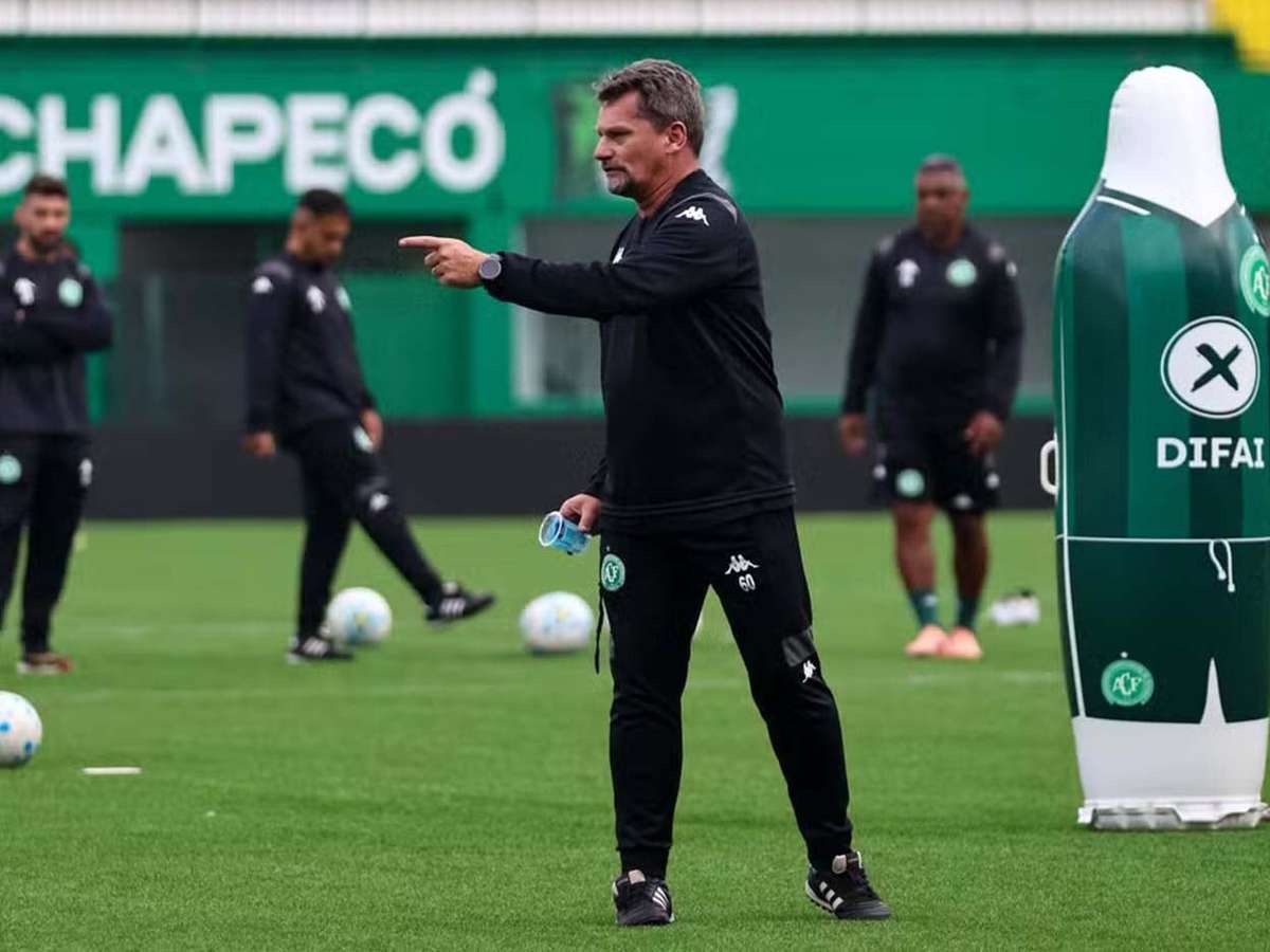 Chapecoense anuncia demissão de Fábio Matias após 10 jogos
