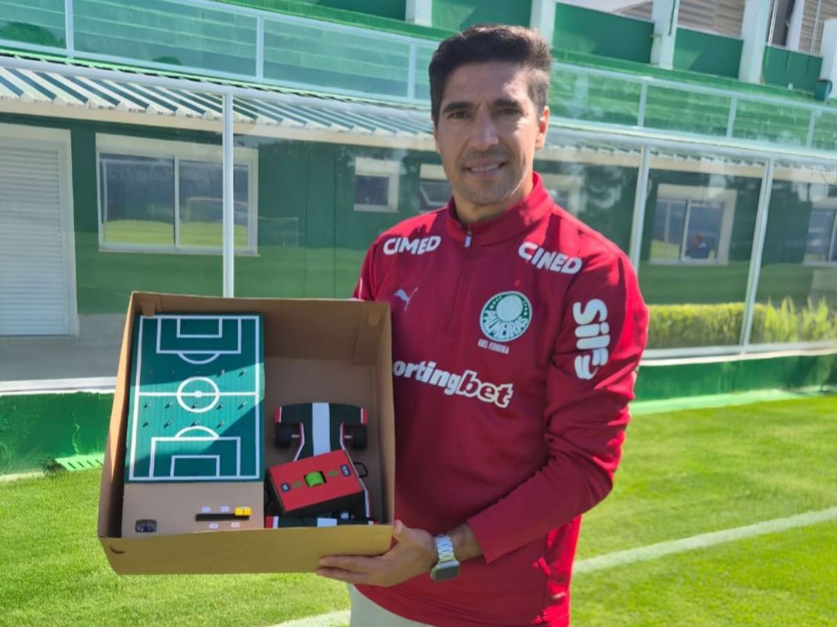'Esporte pode caminhar com a educação': fundador de ONG revela reação após Abel Ferreira divulgar presentes de alunos