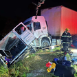 Nove pessoas morrem em acidente entre van e carreta em rodovia