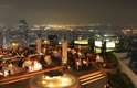 21. Sky Bar, Bangkok, Tailândia: uma noite em Bangkok não seria a mesma sem parar para um drinque no Sky Bar. Situado no topo de um arranha-céu de 63 andares, o bar tem um visual impressionante sobre a cidade e faz parte do restaurante Sirocco