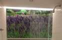 Para combinar com o grande painel de uma plantação de lavanda, a arquiteta mesclou o verde e o lilás nos nichos do banheiro