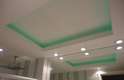O verde foi usado até mesmo na iluminação suave do banheiro