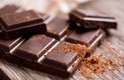 Chocolate amargo: além de possuir substâncias que auxiliam na dilatação dos vasos sanguíneos, o que facilita a passagem do sangue, ele colabora na prática de exercícios que necessitam de força. Ele pode ser utilizado na preparação de bolos e mousses ou ser consumido em barra
