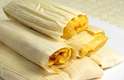 Existem muitas variações de tamales no México. Basicamente, trata-se de uma massa à base de milho envolta por uma folha do cereal ou de bananeira. O recheio pode ser doce ou salgado. É tradicionalmente servido em festas de batizado, casamentos e feriados
