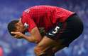 Rio Ferdinand é atingido por objeto arremessado por torcedor do Manchester City