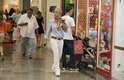 Xuxa foi fotografada passeando em um shopping do Rio de Janeiro nessa sexta-feira (21). Carregando um cachorrinho, a apresentadora visitou algumas lojas e foi abordada por fãs