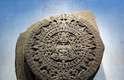 A peça mais famosa do acervo da instituição é a Pedra do Sol, uma escultura de três metros de altura que revela como os astecas registravam a passagem do tempo. Esse sistema era praticamente igual ao calendário utilizado pelos maias, por isso muitas vezes o objeto é atribuído ao povo errado