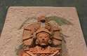 Mais uma escultura maia, esta é uma miniatura de apenas 22cm de altura que representa, provavelmente, um governante sentado sobre seu trono circular