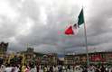 O lugar também é conhecido como Zócalo, pois em 1843 receberia um monumento celebrando a independência do México. O monumento jamais foi entregue, ficando em seu lugar apenas a base, chamada de zócalo pelos mexicanos