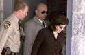 Imagem de dezembro de 1999 mostra a ex-estagiária chegando ao tribunal para uma das audiências do julgamento da amiga Linda Tripp, que gravou e divulgou conversas telefônicas nas quais Lewinsky confirmava o caso com Clinton