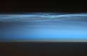 Nuvem noctilucente - ou nuvem polar mesosférica, para quem as vê do espaço - é registrada pelo astronauta Chris Hadfield no dia 6 de janeiro. Esse tipo de nuvem só se forma nos limites da mesosfera e é dificilmente visíveis a partir da Terra