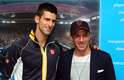 Campeão do Aberto da Austrália, sérvio Novak Djokovic posa com o atacante italiano Alessandro Del Piero