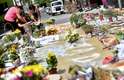 Familiares e amigos deixam flores em frente a Boate Kiss, palco da tragédia que deixou mais de 230 pessoas mortas