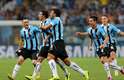 Dentro de campo, o Grêmio conseguiu a classificação com uma vitória por 1 a 0 no tempo normal e por 5 a 4 na decisão de pênaltis