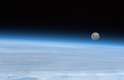 Astronauta registra a Lua Cheia da Estação Espacial. "Tão perto, ainda assim...", escreve Chris Hadfield no dia 30 de janeiro