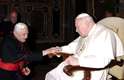 Em 2005, Ratzinger foi fotografado cumprimentando o papa João Paulo II, que morreria no mesm oano