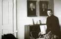 Nesta foto, de 1959, Joseph Ratzinger posa ao lado de um piano em um escritório. Na época, Ratzinger, com 32 anos, era professor de teologia dogmática em Freising, na Bavária