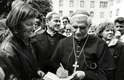 Em 1994, ratzinger já gozava de fama entre católicos. Nesta imagem, feita em junho, ele autografa uma publicação no aniversário de 1240 anos da cidade alemã de Fulda