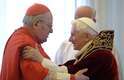 Papa Bento XVI é cumprimentado pelo cardeal Angelo Sodano, decano do colégio de cardiais da Igreja Católica, logo após o anúncio da renúncia neste dia 11 de fevereiro