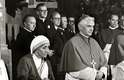Então cardeal, Joseph Ratzinger participa de missa ao lado da Madre Teresa no 85º dia dos católicos alemães, em Freiburg. O evento ocorreu de 13 a 19 de setembro de 1978