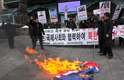 Ativistas queimam bandeira da Coreia do Norte durante um protesto em Seul, na Coreia do Sul