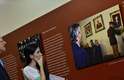 Yoani observa uma das fotos da exposição que mostra o ex-presidente da Argentina, Néstor Kirchner, durante retira dos quadros dos ditadores da sede do Colégio Militar de Buenos Aires em 2004