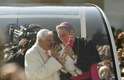 Bento XVI abençoa bebê durante desfile de papamóvel ao chegar à Praça São Pedro