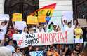 Com cartazes e faixas, cariocas vão às ruas protestar contra pastor Marco Feliciano
