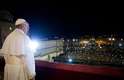 13 de março - O novo papa Francisco aparece no balcão central da Basílica de São Pedro após o Conclave