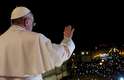 13 de março - Vestido inteiramente de branco, o cardeal argentino falou ao público uma hora e 20 minutos depois da fumaça branca que anunciou sua escolha.