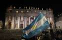 13 de março - Argentinos reunidos na Praça São Pedro celebram a escolha do cardeal Jorge Mario Bergoglio como novo papa