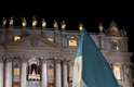 13 de março - Argentinos reunidos na Praça São Pedro celebram a escolha do cardeal Jorge Mario Bergoglio como novo papa