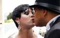 Deco Ribeiro e Lohren Beauty se beijam após a celebração do casamento