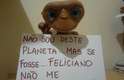 Boneco do personagem do filme E.T. com mensagem contra o deputado Marco Feliciano