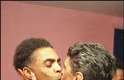 Foto de um beijo entre Gilberto Gil e Caetano Veloso também percorre a internet como parte da campanha