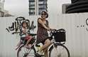 Silvia Ballan e a filha Marina em seu principal meio de transporte, a bicicleta