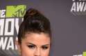 Selena Gomez optou por longa trança no cabelo