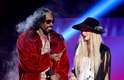 O rapper Snoop Dogg e a cantora Ke$ha fumaram cigarro suspeito no palco do MTV Movie Awards