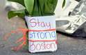 16 de abril - Flores e mensagens são depositadas a longo do percurso da Maratona de Boston