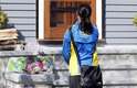 16 de abril - A corredora Megan Cloke deposita flores em frente à casa de Martin Richard, 8 anos, que foi morto no atentado durante a maratona de Boston