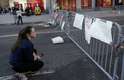 17 de abril - Cailly Carroll lê mensagens colocadas na barricada da rua Boylston