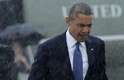18 de abril - Sob chuva, Obama se dirige ao Air Force One na base aérea Andrews