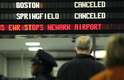 19 de abril Painel na estação Pennsylvania, em Nova York, avisa que os trens de passageiros com destino a Boston foram cancelados