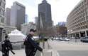 19 de abril - Policial federal faz proteção de Centro de Governo, em Boston, em meio à caçada pelos irmãos Tsarnaev