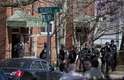 19 de abril - Policiais fortemente armados cercam um prédio em busca de Dzhokhar A. Tsarnaev, 19 anos