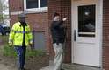 19 de abril - Oficiais da polícia realizam buscas de casa em casa em Watertown