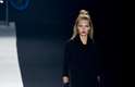 Top Luana Teifke se apresenta com look preto no último dia do Fashion Rio