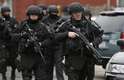 19 de abril - Policiais da força tática faz busca pelo segundo suspeito do atentado na Maratona de Boston
