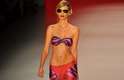 Modelo Yasmin Brunet desfila moda praia da grife Triya, na noite desta sexta-feira no Fashion Rio